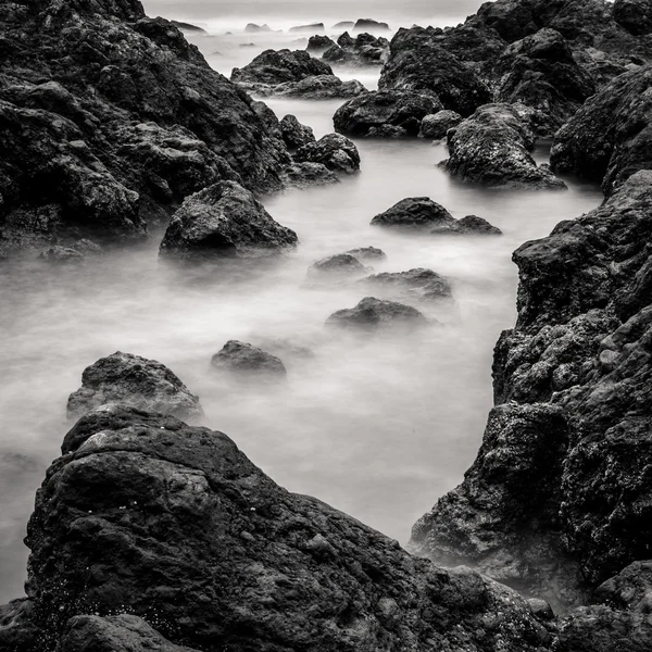 Hareket Bulanıklığı kayalar, siyah ve beyaz çevreleyen su