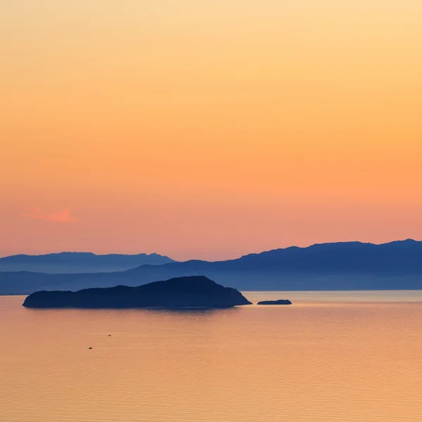 Coucher de soleil sur la montagne avec réflexion sur la mer — Photo
