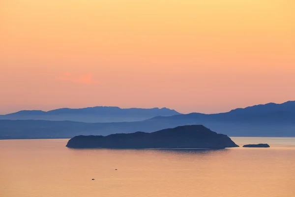 Puesta de sol sobre la montaña con reflexión sobre el mar — Foto de Stock