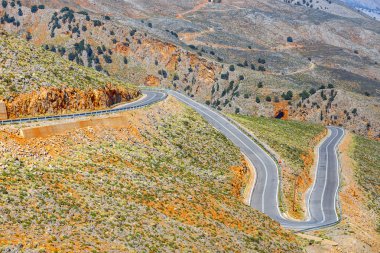Crete, Yunanistan için Chora Sfakion şehir yakınlarındaki yeni curvy yolu