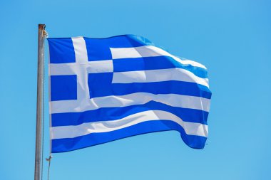 Mavi gökyüzü arka planında Yunan bayrağı