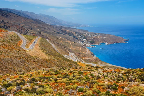 Křivolaké silnice poblíž města Chora Sfakion, na Krétě, Řecko — Stock fotografie