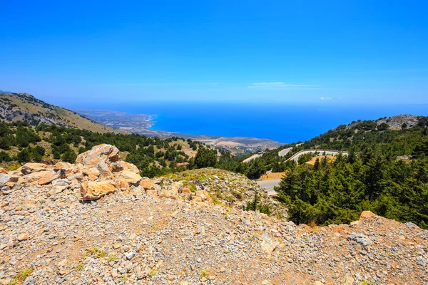 クレタ島、ギリシャでコーラ Sfakion 町の近くのカーブの多い道路 — ストック写真
