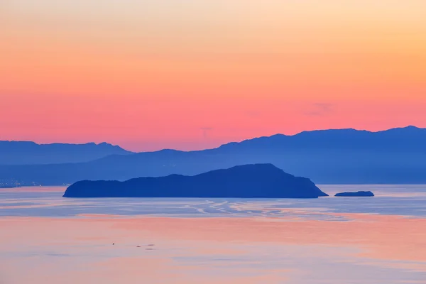 Coucher de soleil sur la montagne avec réflexion sur la mer — Photo