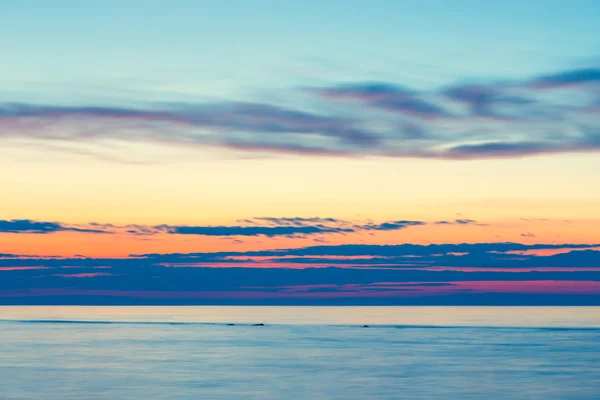 Захід сонця на пляжі з дерев'яною пробивною водою, тривале опромінення — стокове фото