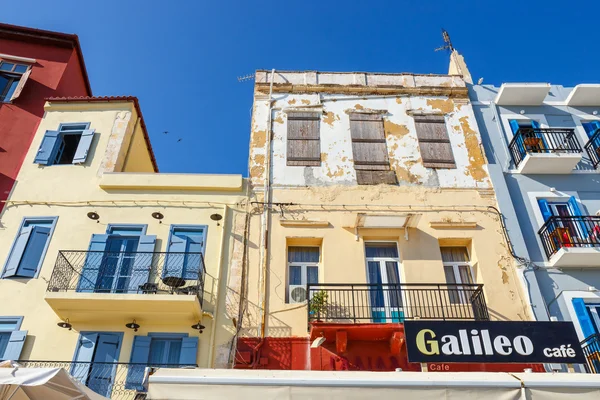 Chania, Crete - 25 Maj, 2016: Morning view of the venetian architecture in old port in Chania, Greece. Chania is the second largest city of Crete — Stock Photo, Image