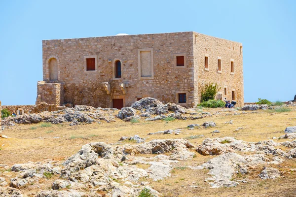 Rethymno, Kreta - 27 Maj, 2016: Niezidentyfikowanych osób odwiedza weneckiej fortecy Fortezza w Rethymno, Grecja — Zdjęcie stockowe