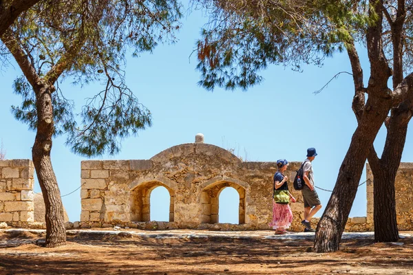Rethymno, Crète - 27 Maj, 2016 : Des personnes non identifiées visitent la forteresse vénitienne Fortezza à Rethymno, Grèce — Photo