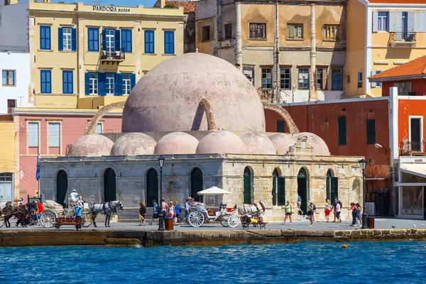 Chania, Creta - 25 Maj, 2016: Vista del antiguo puerto de Chania, Grecia. Chania es la segunda ciudad más grande de Creta . — Foto de Stock