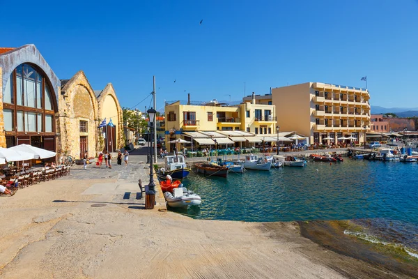 Chania, Kreta - 25 Maj, 2016: Uitzicht op de oude haven in Chania, Griekenland. Chania is de tweede grootste stad van Kreta. — Stockfoto