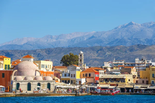 Chania, Creta - 23 de maio de 2016: Vista do antigo porto de Chania em Creta, Grécia. Chania é a segunda maior cidade de Creta . — Fotografia de Stock