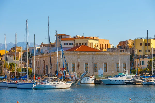 Chania, Kréta - 23 máj, 2016: Pohled ze starého přístavu Chania na Krétě, Řecko. Chania je druhé největší město Kréty. — Stock fotografie