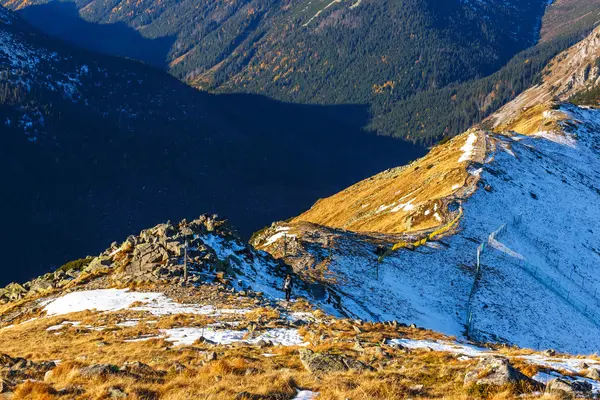 Höstens bergslandskap, röda toppar, Tatras berg — Stockfoto