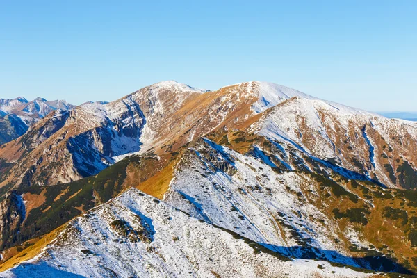 山的秋景，红色的山峰，塔特拉山 — 图库照片