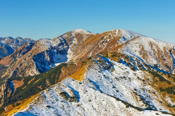 秋の山の風景を赤のピーク、タトラ山 — ストック写真