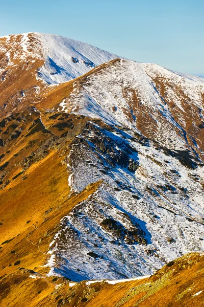 Jesienne górskiego krajobrazu, czerwone szczyty, Tatry góry — Zdjęcie stockowe