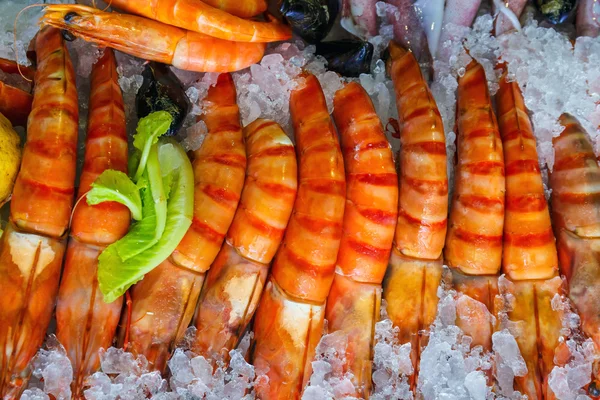 크레타, 그리스에 해산물 식당의 냉장고에 신선한 해산물 — 스톡 사진