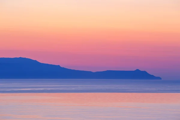 Coucher de soleil sur la montagne avec réflexion sur la mer — Photo