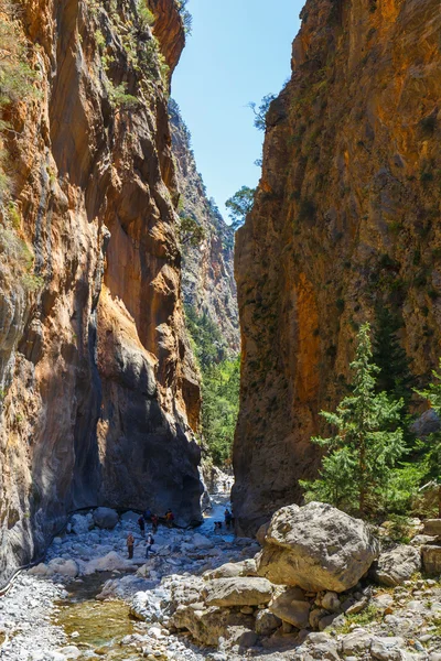 Samaria Gorge, Grekland - 26 maj 2016: Turister vandra i Samariaravinen i centrala Kreta, Grekland. Nationalparken är en Unesco biosfärområde sedan 1981 — Stockfoto