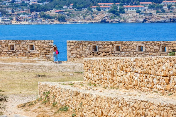 Rethymno, Kreta - 27 Maj, 2016: Oidentifierade personer besöker venetianska fästningen Fortezza i Réthymno, Greece — Stockfoto