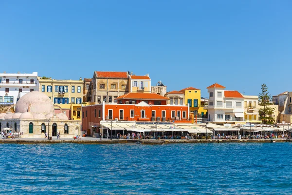 Chania, Creta - 23 Maj, 2016: Vista del antiguo puerto de Chania en Creta, Grecia. Chania es la segunda ciudad más grande de Creta . — Foto de Stock