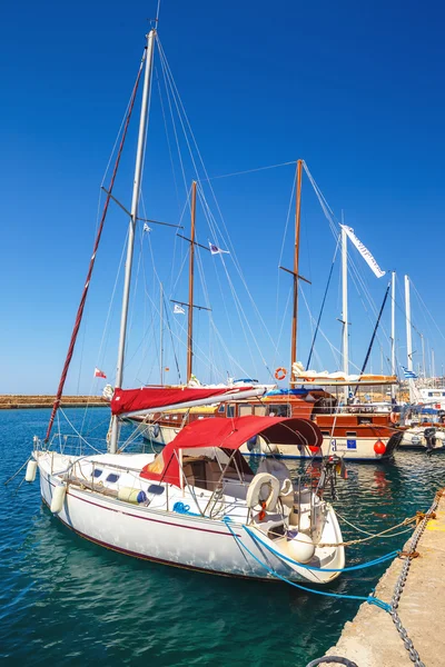 Chania, Creta - 23 Maj, 2016: Marina en Chania en Creta, Grecia. Chania es la segunda ciudad más grande de Creta . —  Fotos de Stock