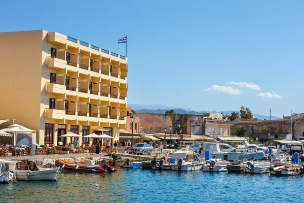 Chania, Crete - 23 Maj, 2016: View of the old harbor of Chania on Crete, Greece. Chania is the second largest city of Crete. — Stock Photo, Image