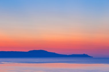 günbatımı Denizi üzerinde yansıması ile dağ üzerinde