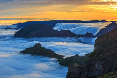 dağların, Madeira Adası, Portekiz üzerinden güzel gün batımı