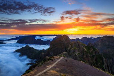 dağların, Madeira Adası, Portekiz üzerinden güzel gün batımı