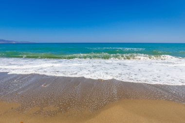 Mavi gökyüzü ve plaj