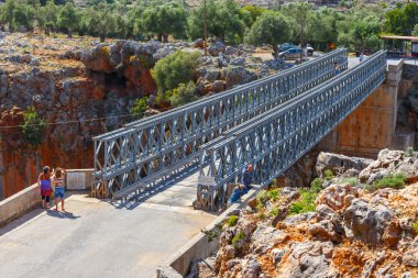 Aradena, Crete, 25 Mayıs, 2016: kimliği belirsiz kişi ziyaret ünlü truss köprüsü üzerinde Aradena Gorge Girit Adası, Yunanistan