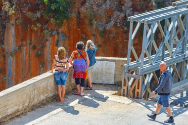 Aradena, Crete, 25 Mayıs, 2016: kimliği belirsiz kişi ziyaret ünlü truss köprüsü üzerinde Aradena Gorge Girit Adası, Yunanistan