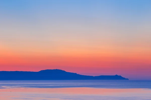 Coucher de soleil sur la montagne avec réflexion sur la mer — Photo