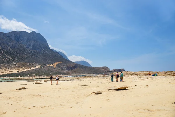 Creta, Grecia - 24 de mayo de 2016: Personas no identificadas tomando el sol y paseando por la playa en la laguna Balos en Creta, Grecia — Foto de Stock