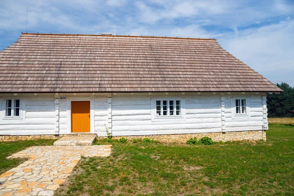 Régi fehér napló hause — Stock Fotó