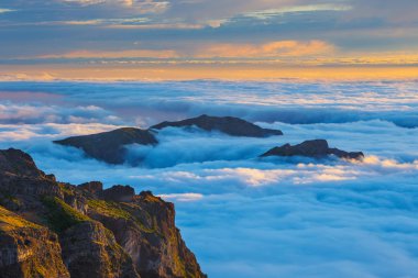 dağların, Madeira Adası, Portekiz üzerinden güzel gün batımı