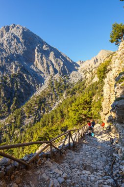 Samiriye Gorge, Grece - 26 Mayıs 2016: Turist Merkezi Girit, Yunanistan Gorge Samiriye aşağı inerler. Milli Parkı Unesco biyosfer rezervi 1981 yılından bu yana olduğunu.