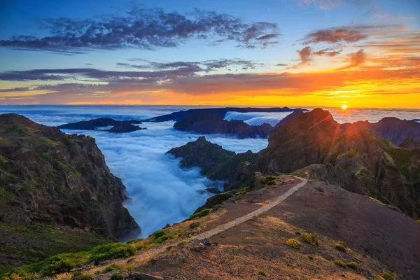 Dağların, Madeira Adası, Portekiz üzerinden güzel gün batımı — Stok fotoğraf