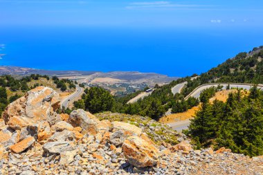 Crete, Yunanistan için Chora Sfakion şehir yakınlarındaki curvy yolu