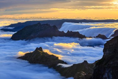 dağların, Madeira Adası, Portekiz üzerinden güzel gün batımı