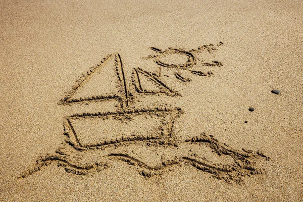 Nave dipinta sulla spiaggia di sabbia — Foto Stock