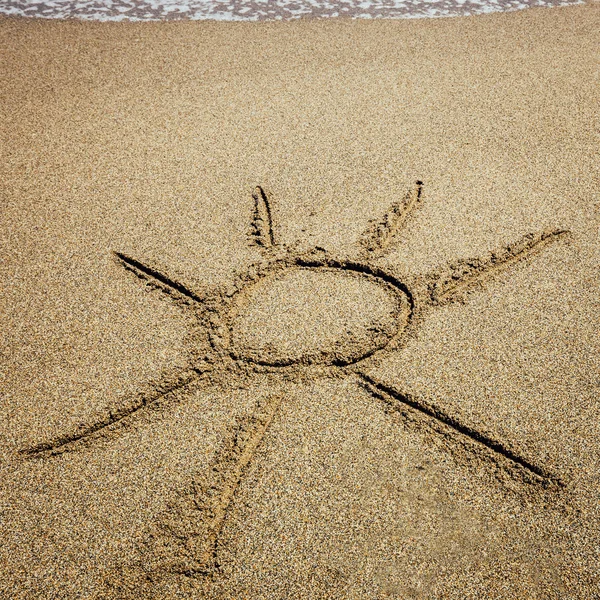 Sole dipinto sulla spiaggia — Foto Stock