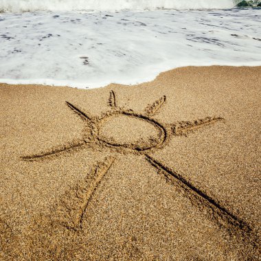 Kumsalda güneş boyalı