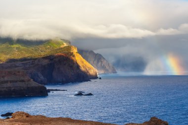 Gündoğumu ve güzel gökkuşağının üstünde Ponta de Sao Lourenco, Madeira, Portuga