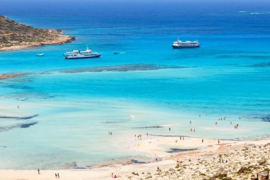 Girit, Yunanistan - 24 Mayıs, 2016: güneşlenme ve Balos lagün plaj boyunca Girit, Yunanistan üzerinde gezinme tanımlanamayan kişi