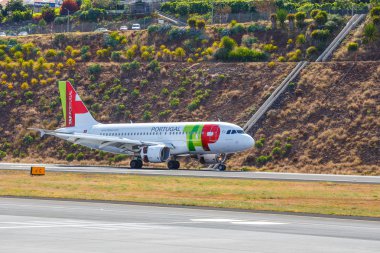 Funchal, Madeira - 6 Temmuz 2016: Tap Portekiz Airbus A319-111 toprakları Funchal Cristiano Ronaldo Airport.This Havaalanı'nda biri Avrupa'nın en tehlikeli Havaalanları