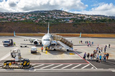 Funchal, Madeira - 6 Temmuz 2016: yolcu yatılı hava Funchal Cristiano Ronaldo havaalanında Boeing 737 girin. Bu Havaalanı Avrupa'nın en tehlikeli Havaalanları biridir