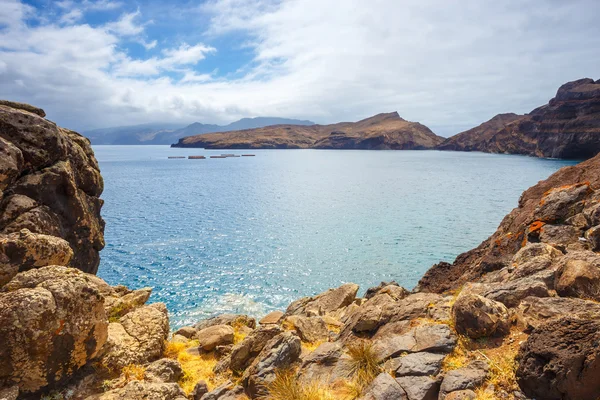 Falésias na Ponta de São Lourenco. Cabo é o ponto mais oriental da ilha da Madeira — Fotografia de Stock