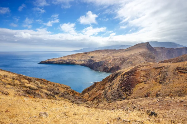 Falésias na Ponta de São Lourenco. Cabo é o ponto mais oriental da ilha da Madeira — Fotografia de Stock